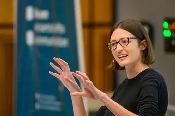 Rebecca Winkels moderiert die Auftaktveranstaltung
