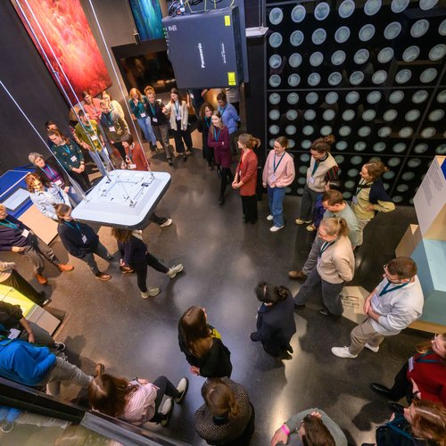 Blick in das Futurium, in dem sich viele Menschen befinden