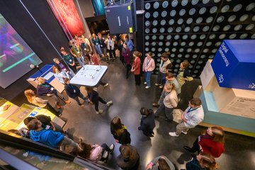 Blick in das Futurium, in dem sich viele Menschen befinden