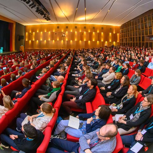 Ein gut gefüllter Hörsaal