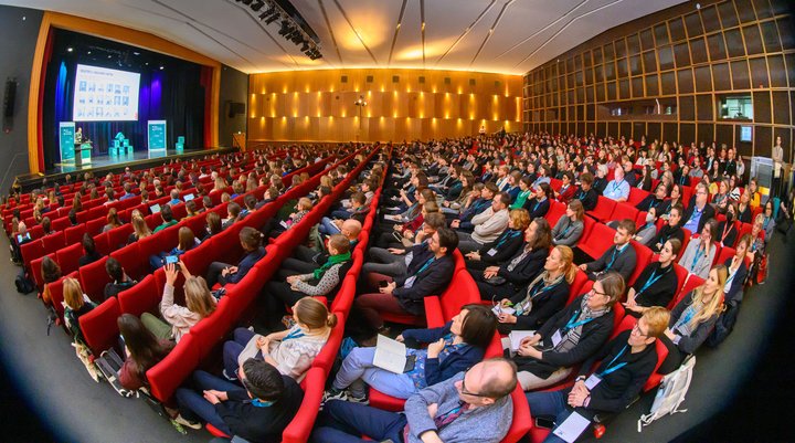 Ein gut gefüllter Hörsaal