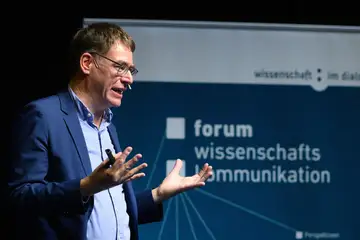 Ein Mann hält einen Vortrag.