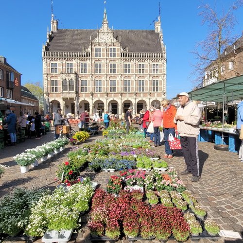 Foto des Historischen Rathauses Bocholt mit Wochenmarkt auf dem Rathausplatz.
