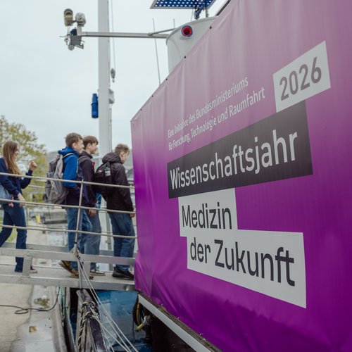 Schüler*innen betreten die MS Wissenschaft