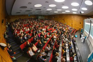 Ein voll besetzter Hörsaal der Uni Hannover.