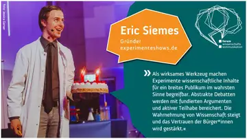 Eine Zitatkarte. Links ein Foot von Eric Siemes, Gründer experimenteshows.de, der auf einer Bühne steht, einen Kittel trägt und einen Kuchen mit Kerzen in der Hand hat. Rechts ein Zitat von Siemes.