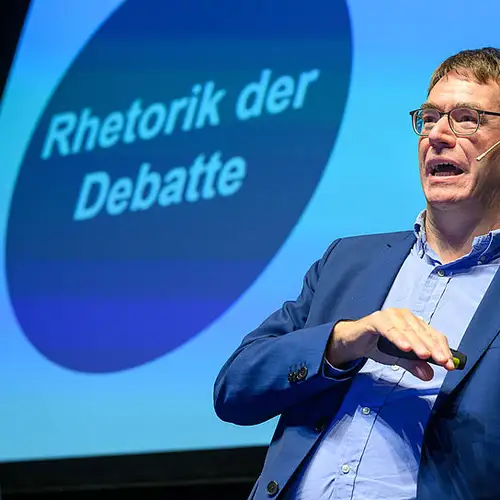 Ein Mann hält einen Vortrag.