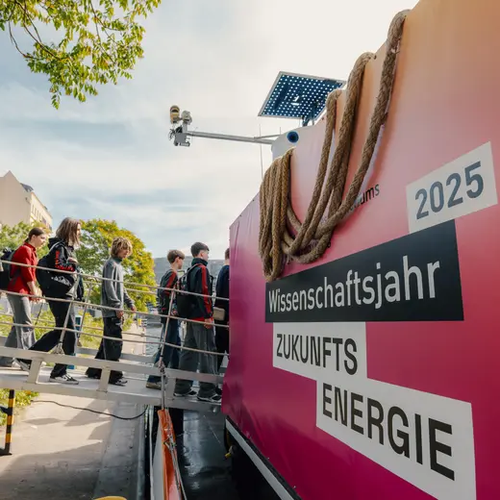 Kinder betreten Schiff über Brücke. Wissenschaftsjahr 2025 zukunftsenergie