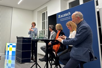 Personen bei einer Paneldiskussion