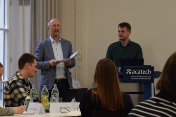 Personen in einem Seminarraum