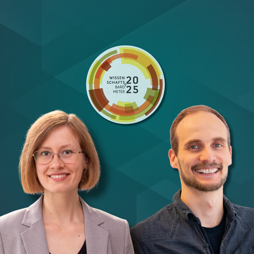 Portraitfotos von Liliann Fischer und Bastian Kremer nebeneinander, Logo des Wissenschaftsbarometers, petrolfarbenem Hintergrund.