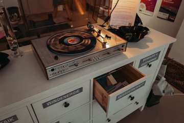 Ausstellungsexponat Plattenspieler