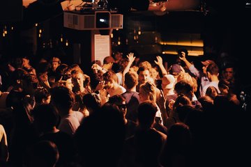 Menge beim Eröffnungs-Rave
