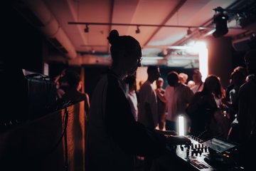 DJ beim Eröffnungs-Rave