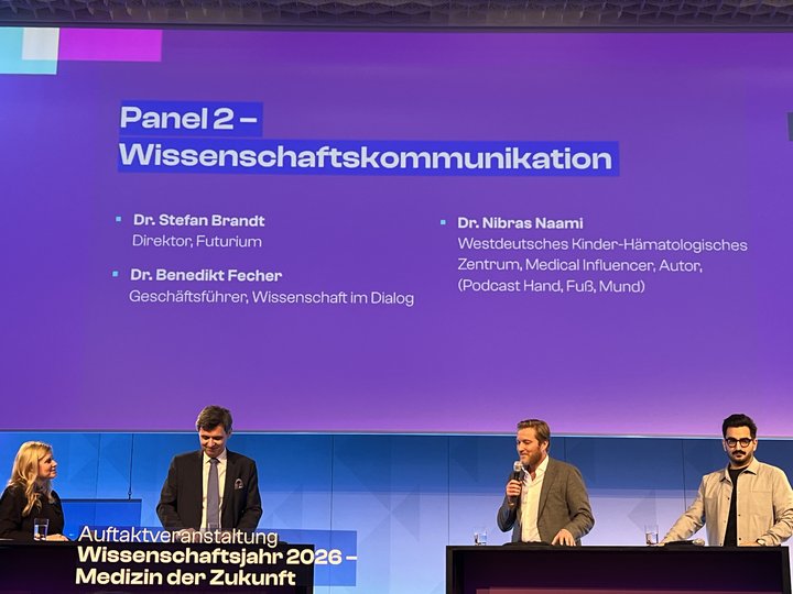 Dr. Nibras Naami, Dr. Benedikt Fecher, Dr. Stefan Brandt und Stephanie Hielscher (Moderation) (v.r.n.l.) beim Panel zur Wissenschaftskommunikation.