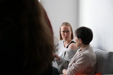 Zwei Teilnehmende unterhalten sich angeregt.
