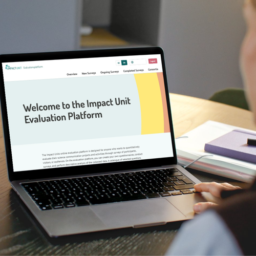 Person bedient an Laptop Website auf der es heißt "Welcome to the Impact Unit Evaluation Platform"