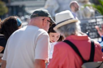Zwei Tourist*innen im Gespräch mit Forscherin