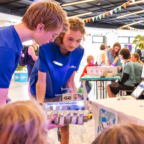 Schüler*innen präsentieren ihren Hack
