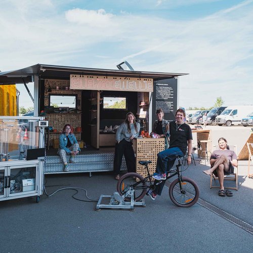 Energiemobil mit BMX-Rad, Elektrolyseur und Tourbegleiter:innen