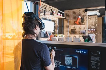 Blick ins Energiemobil. Davor eine Person mit VR-Brille