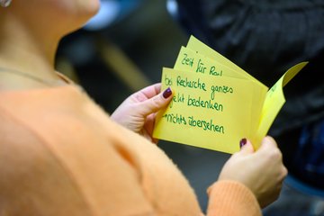 Teilnehmende bei Impact School zeigt Notizen