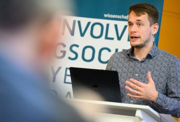 Michael Wingens trägt bei Impact School vor