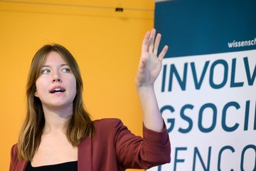 Janne Steenback trägt bei Impact School vor