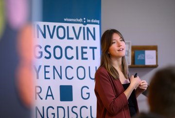 Janne Steenback trägt bei Impact School vor