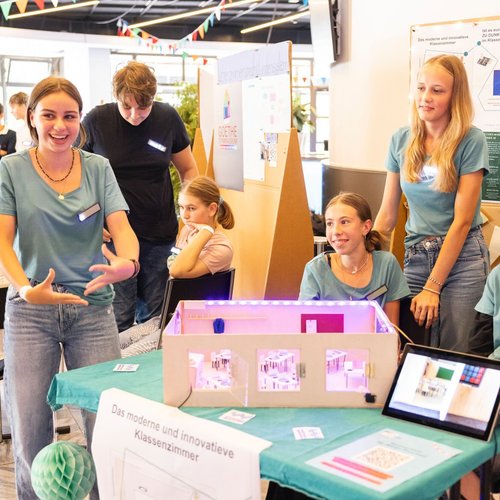Mehere Mädchen stellen Gästen des Maker Festivals einen Hack vor