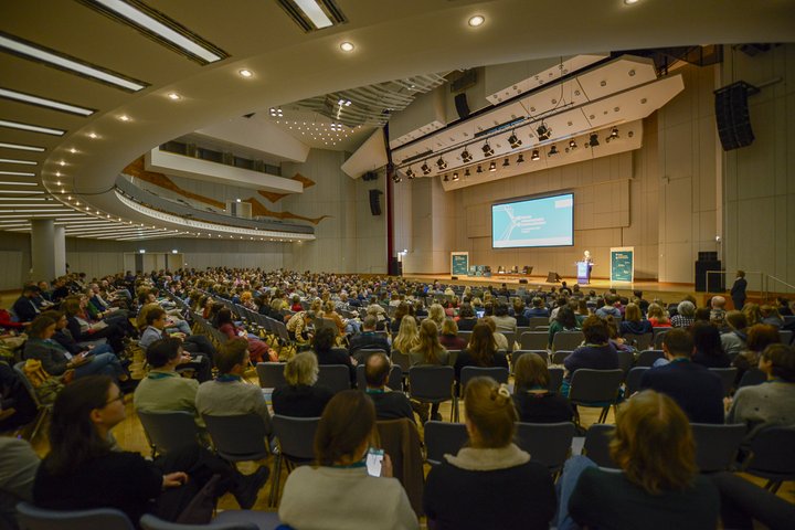 Gut gefüllter Hörsaal in der Liederhalle Stuttgart während der Begrüßung zum Forum Wissenschaftskommunikation 2025