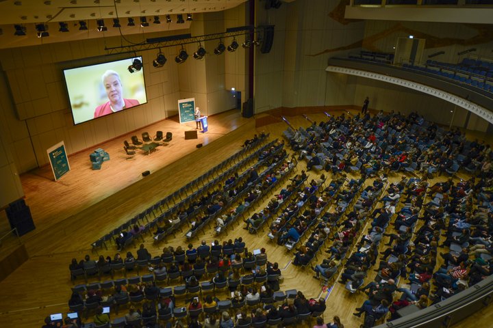Gut gefüllter Hörsaal in der Liederhalle Stuttgart während der Keynote von Prof. Dr. Katharina Zweig