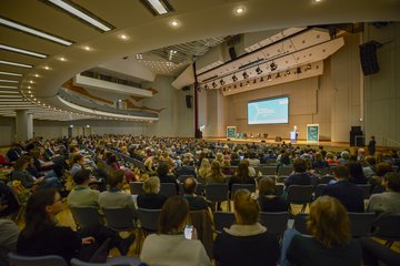 Gut gefüllter Hörsaal in der Liederhalle Stuttgart während der Begrüßung zum Forum Wissenschaftskommunikation 2025