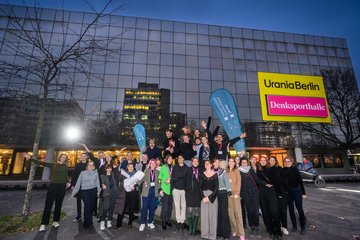 Team von Wissenschaft im Dialog posiert vor der Urania Berlin