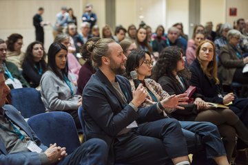 Person im Publikum stellt eine Frage