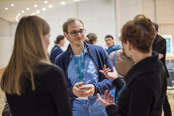 Personen unterhalten sich