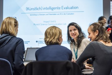 Personen in Gruppe in Seminarraum