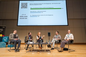 Panel beim Forum Wissenschaftskommunikation 2025, Personen sitzen auf Bühne