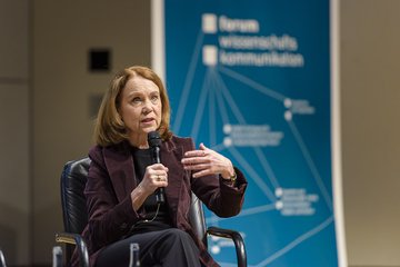 Person auf Bühne in Panel