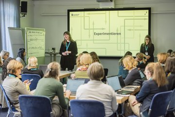 Personen spreche vor Seminargruppe