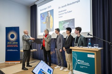 Person auf Bühne bei Preisverleihung