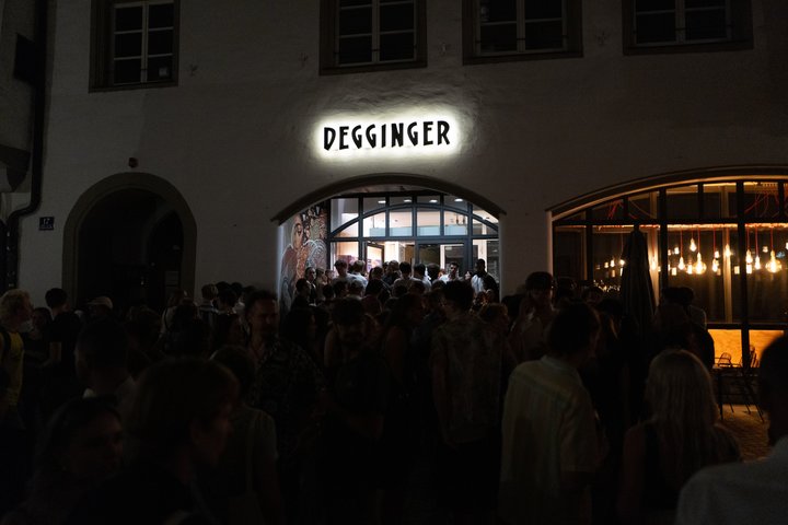 Veranstaltungsort Degginger mit Menschen davor