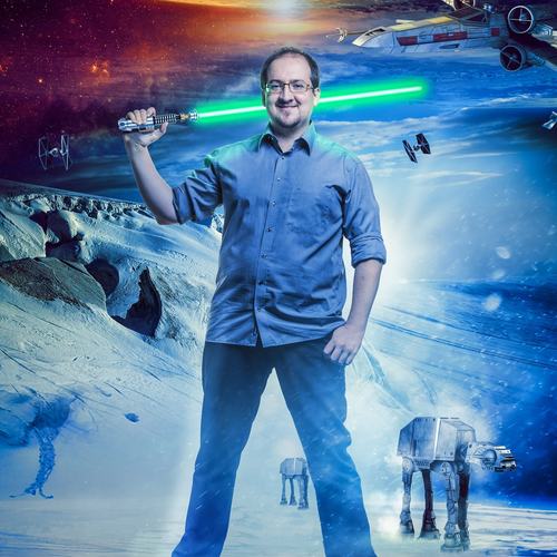 Sascha Vogel steht mitten im Star Wars-Weltraum und hält in großer Geste ein Laserschwert auf seiner Schulter.