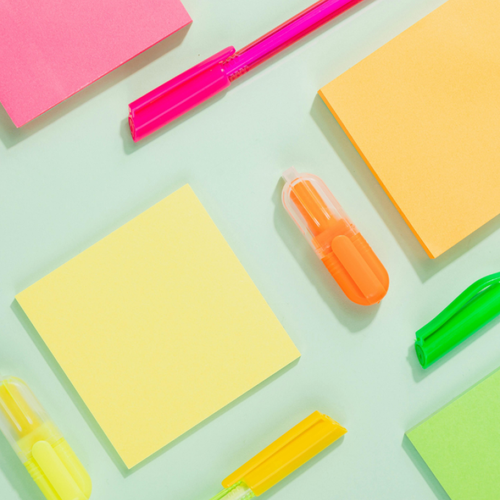 Bunte Stifte, Textmarker und Post-it-Blöcke