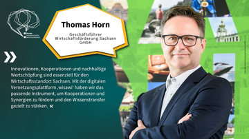 Foto von Thomas Horn, Geschäftsführer Wirtschaftsförderung Sachsen GmbH. Er trägt einen dunklen Blazer, ein helles Hemd und verschränkt seine Arme. Er trägt eine eckige Brille und kurze Haare.