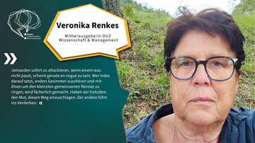 Nahaufnahme von Veronika Renkes, Mitherausgeberin DUZ. Ihr Zitat: „Jemanden sofort zu attackieren, wenn einem was nicht passt, scheint gerade en vogue zu sein. Wer indes darauf setzt, anders Gesinnten zuzuhören und mit ihnen um den kleinsten gemeinsamen N
