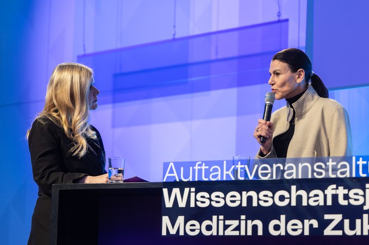 Prof. Dr. Marion Kienle und Stephanie Hielscher (Moderation) (v.r.n.l.) beim Panel zur Frauengesundheit.
