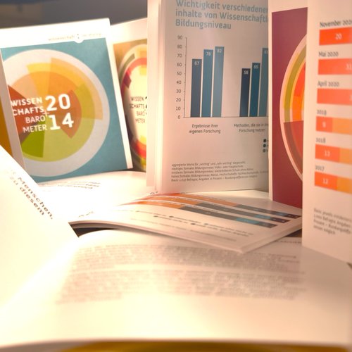 Makroaufnahme von Broschüren des Wissenschaftsbarometer