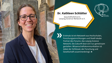Foto von Dr. Kathleen Schlütter, Geschäftsführerin Leipzig Science Network e. V.. Sie trägt einen dunklen Blazer, eine kantige Brille und Perlenohrringe. Schlütter hat lange braune Haare, die sie halboffen trägt und lächelt frontal in die Kamera. Ihr Zita