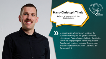 Foto von Hans-Christoph Thiele, Referat Wissenspolitik der Stadt Leipzig. Er trägt ein schwarzes Hemd, hat kurze Haare und einen Schnauzer. Herzlich lächelt er in die Kamera. Sein Zitat: „In Leipzig prägt Wissenschaft seit jeher die Stadtentwicklung und d
